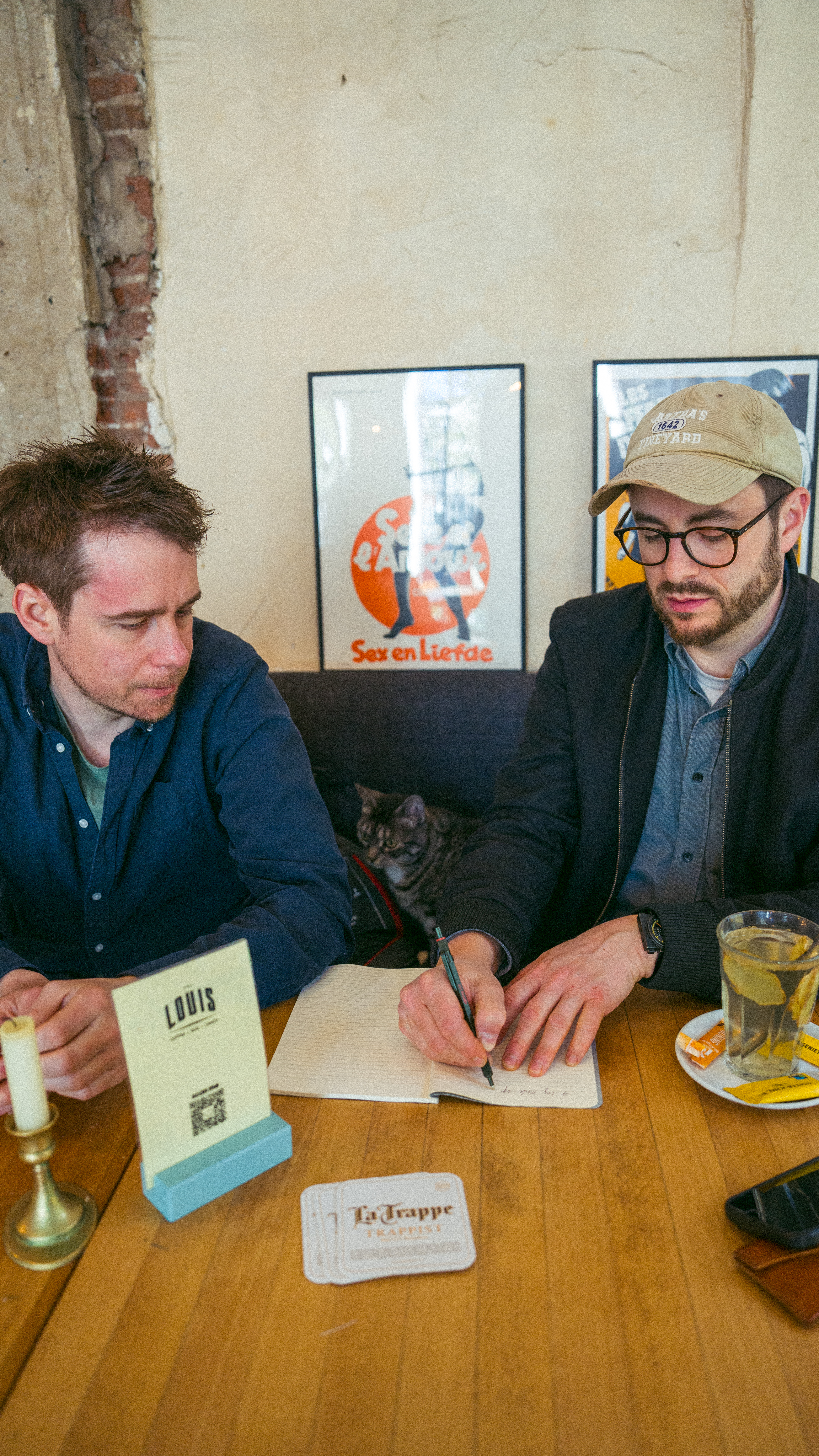 Første skisse til Prosessen mot menneska blir tekna ned  av regissør Peer Perez Øian på kafe i Amsterdam.