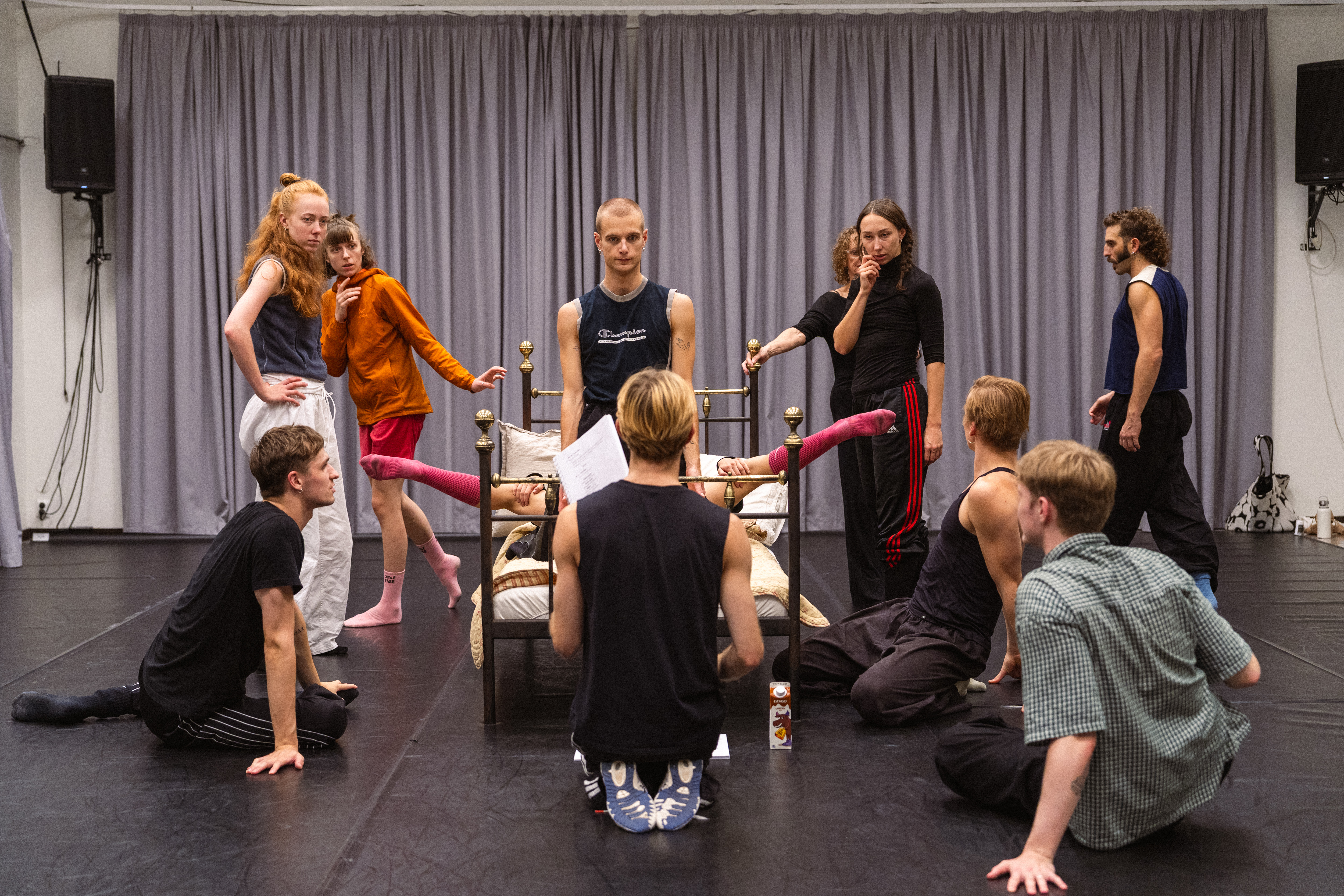 Silas Henriksen har handplukka dansarane til denne versjonen av Cabaret. I Dansesalen i kjellaren blir ulike uttrykksformer undersøkt.