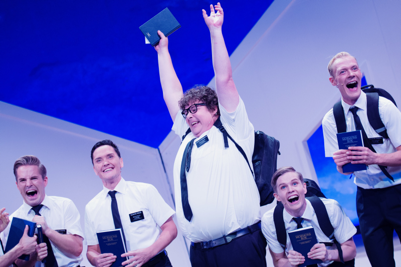 The Book of Mormon
Manus, musikk og songtekstar av Trey Parker, Robert Lopez og Matt Stone
Originaoppsetjinga blei regissert av: Casey Nicholaw og Trey Parker
Omsetjing: Are Kalvø
I samarbeid med Kilden Teater og Konserthus


Regissør: Vidar Magnussen. Musikkansvarleg: Lars Bleiklie Devik. Scenograf: Gjermund Andresen. Kostymedesignar: Ingrid Nylander. Lysdesignar: Torkel Skjærven. Koreograf: Johan Osuldsen. Lyddesignar: Morten A. Jorsett. Dramaturg: Carl Morten Amundsen

Forlag: Josef Weinberger Limited

Den originale Broadway-oppsetjinga blei produsert av
ANNE GAREFINO * SCOTT RUDIN* ROGER BERLIND * SCOTT M DELMAN * JEAN DOUMANIAN * ROY FURMAN * IMPORTANT MUSICALS LLC * STEPHANIE P M McCLELLAND * KEVIN MORRIS * JON B PLATT * SONIA FRIEDMAN PRODUCTIONS
**PRODUSENT STUART THOMPSON**

Presentert etter avtale med Music Theatre International (Europa)

Noregspremiere 2. september 2017 på Hovudscenen


Eldste Kevin Price 			Frank Kjosås
Eldste Arnold Cunningham 		Kristoffer Olsen
Nabulungi 		Anette Amelia Hoff Larsen
Eldste McKinley 		Preben Hodneland/Jonas Fuglevik Urstad
Mafala Hatimbi 		Marvin Amoroso
General Ræv Føkkings Naken 	Markus Bailey
Joseph Smith, President, m.fl. 	Niklas Gundersen
Ensemble 		Carl Martin Prebensen
Ensemble 			Daniel Mauricio
Ensemble			Hans Magnus Hildershavn Rye
Ensemble		Jonas Fuglevik Urstad/Joakim Ousdal
Ensemble 		Judy Nyambura Karanja
Ensemble				Kim Fairchild
Ensemble				Mikkel Gythfeldt
Ensemble				Richard Lessey
Ensemble		Sigurd Vespestad Marthinussen
Ensemble			Sindre Bjørke Høyang
Ensemble		Mimmi Tamba/Amanda Kamara
Ensemble		Kidane Gjølme Dalva/Jeffrey Young
Ensemble	Emil Rodrigo Jørgensen/Fredrik Boerenstam