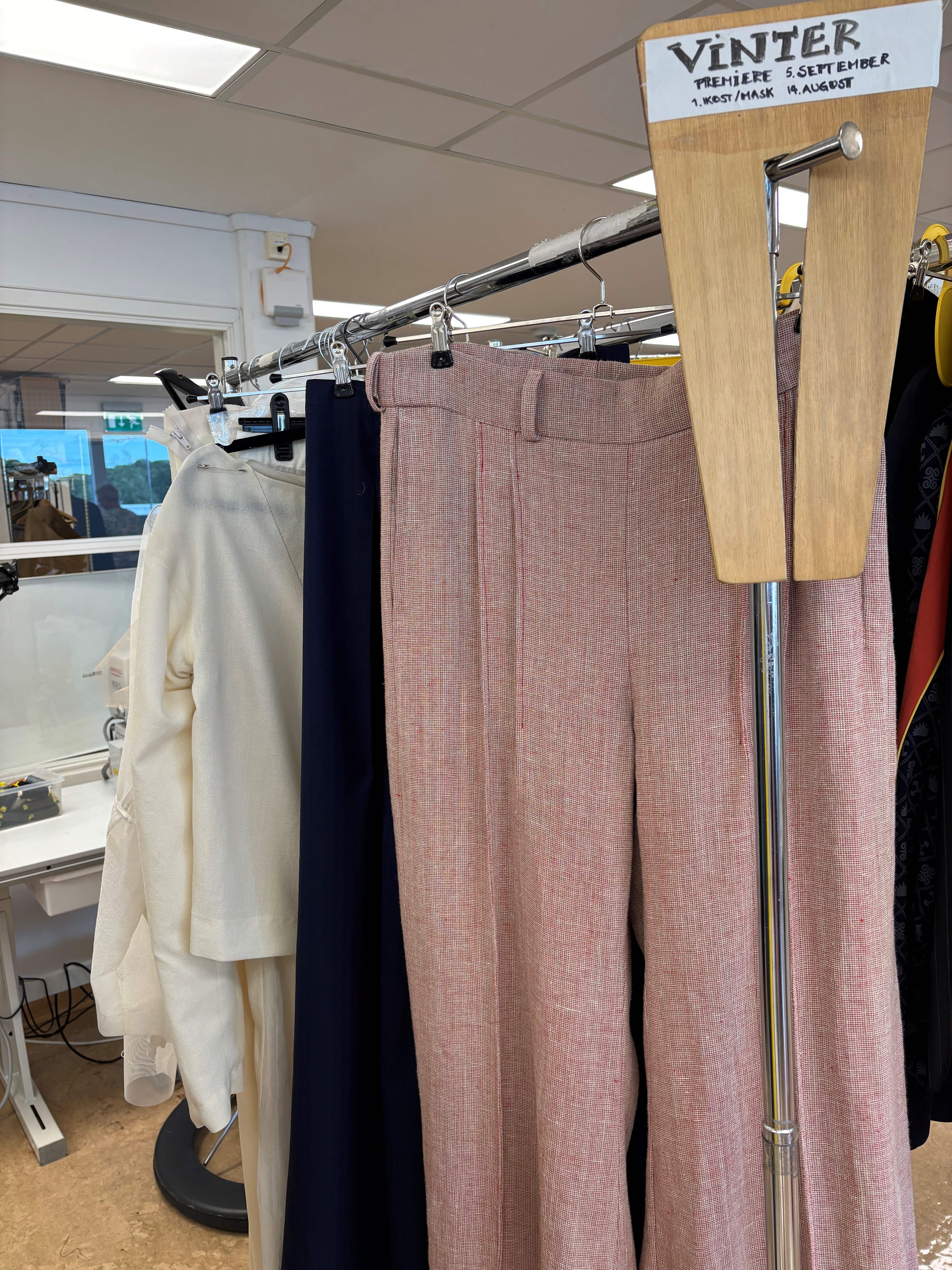 På stativet heng ulike kostyme, utsøkte stoff og ulike snitt er gjennomgangsmelodien.