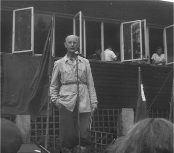 Formann i jubileumskomiteen Einar Gerhardsen ved overrekkinga av Utøya som gåve til AUF ved 50-årsjubileet i august 1950.
