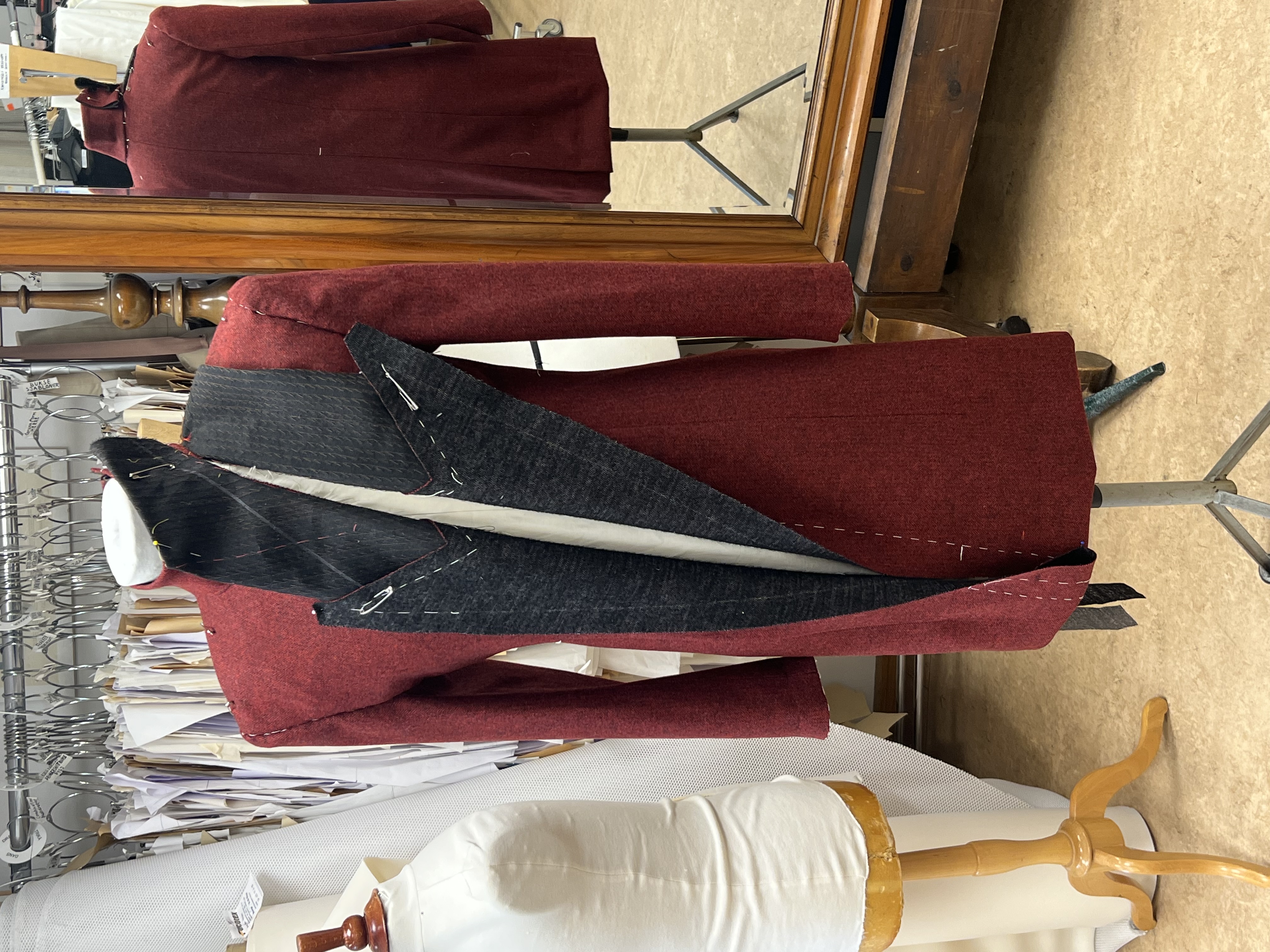 I eit tidlegare stadium av tilverkinga. Herrefrakk med særeige snitt. På systova har dei fått både gøye og interessante oppgåver.