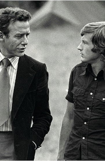 Tidlegare AUF-leiar og framtidig partileiar, Reiulf Steen, og dåverande AUF-leiar Thorbjørn Jagland i samtale på teltplassen i juli 1977.
