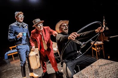 Jakob og Neikob leitar etter Alle Andre på bussen.