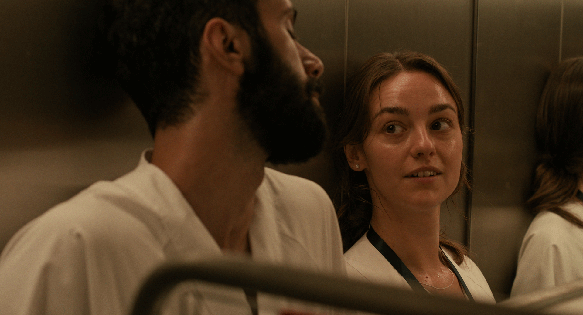 I NRK-serien LIS følgjer vi fleire legar i spesialisering. Her er Petra (Elpida Stojcevska) saman med Joakim (Deniz Kaya) som også har sine utfordringar i møte med arbeidskvardagen på sjukehuset. Foto: Torbjørn Sundal Holen