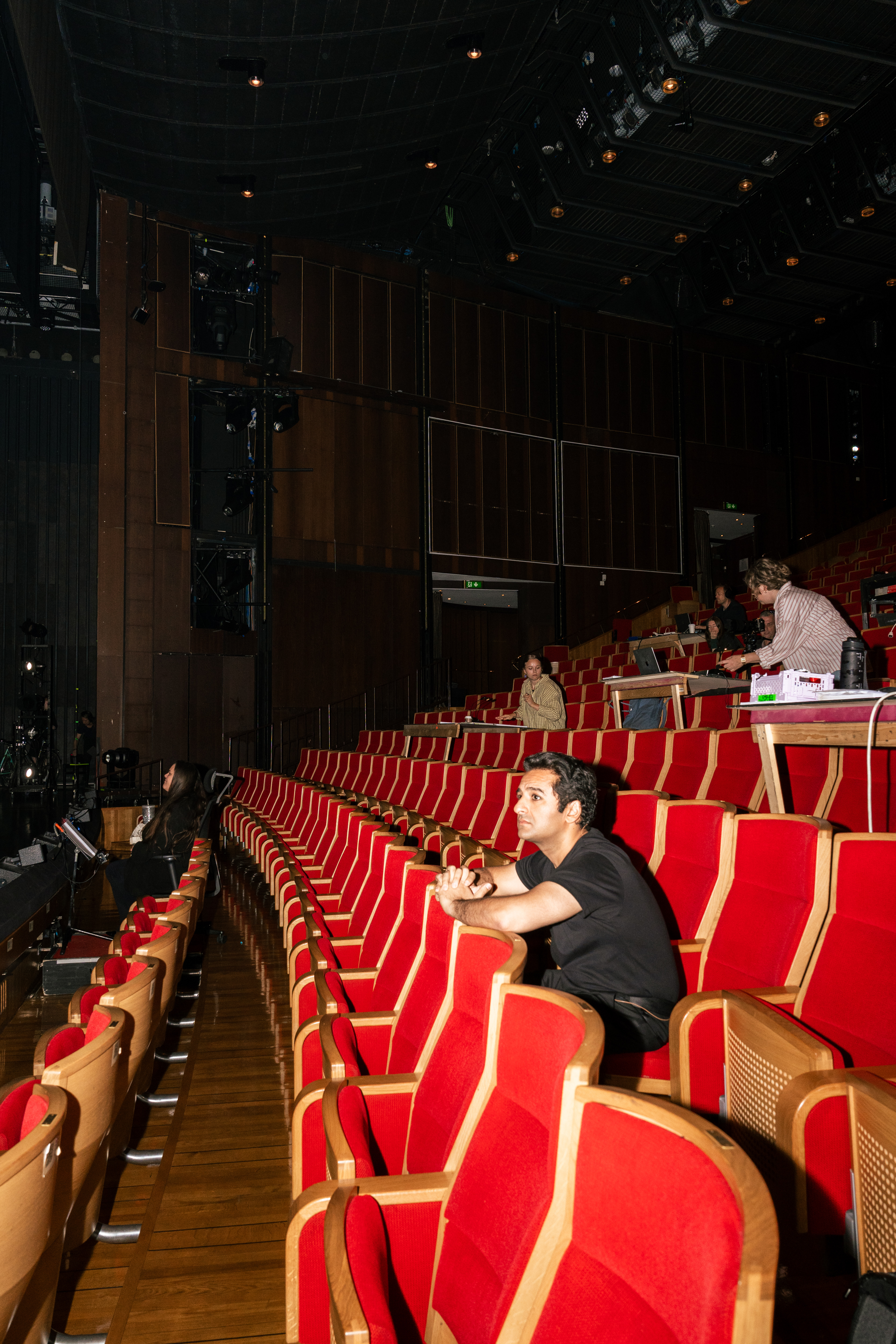 Hovudscenen på Det Norske Teatret er stor. I Søstrene har Nader Khademi tre og ein halv time på seg til å fortelje historia om dei tre uvanlege søstrene.
