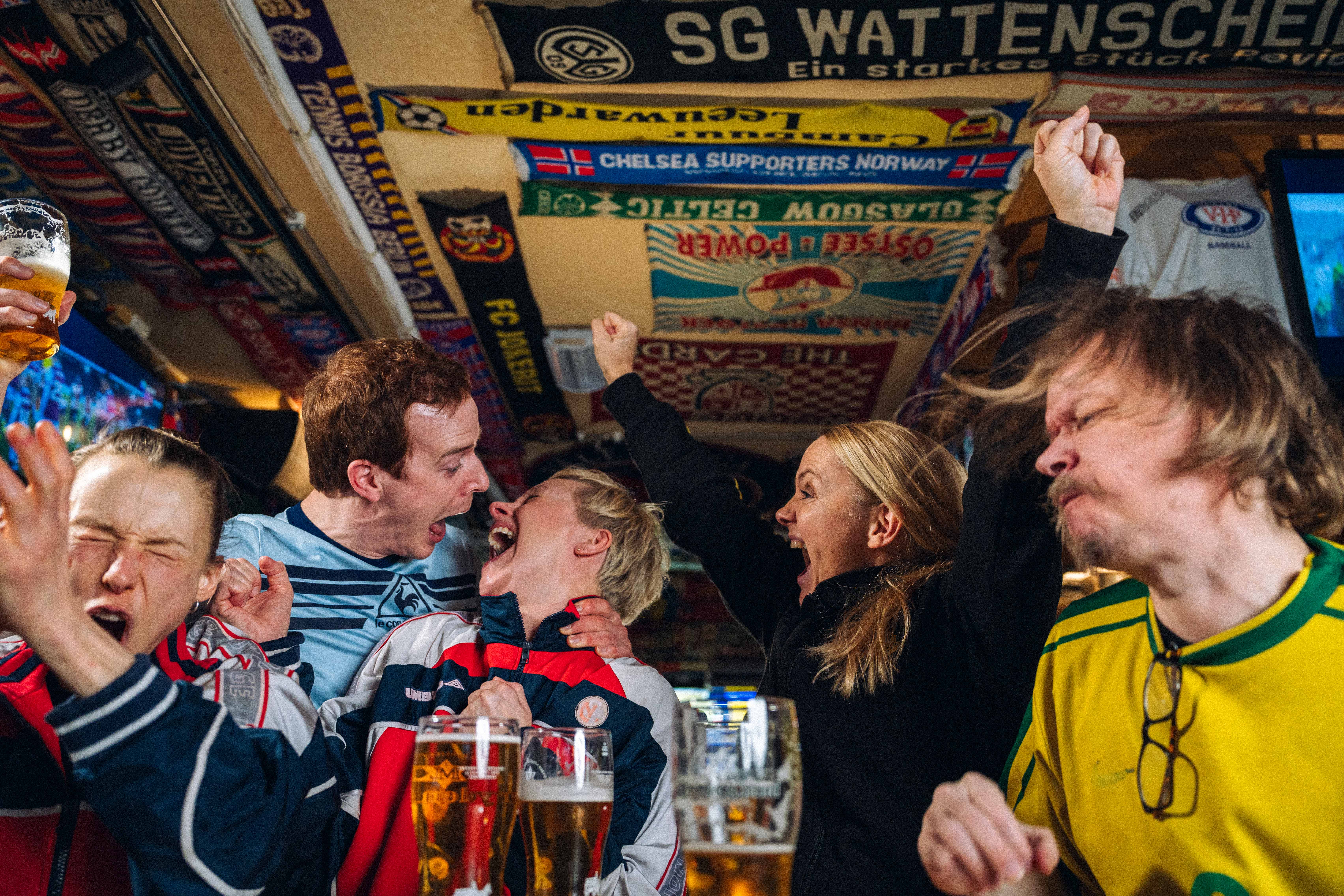 Ellen Birgitte Winther tar ikkje på seg andre trøyer enn Glimt si. Her er plakaten til Sportkoret som er aktuell på Scene 3. Foto blei tatt på Bohemen, Vålerenga sin stampub.