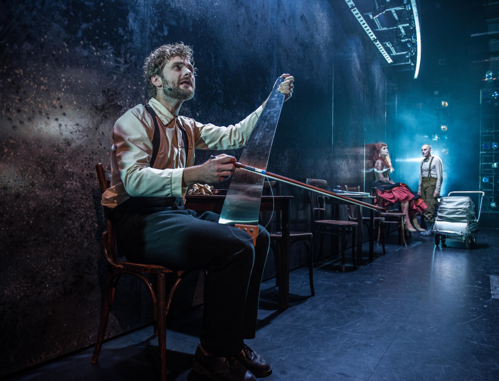 Morten som tomsingen Karl i Woyzeck (2014).