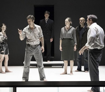 Lisaboa Houbrechts fekk jobbe tett med Ivo van Hove, ein av verdas mest kjente og produktive teaterregissørar. Her under innstudering av Arthur Millers A view from the Brigde. Foto: Jan Versweyveld.