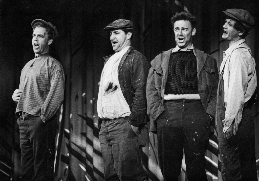 Lasse Kolstad, Jack Fjeldstad, Carl Habel og Tom Tellefsen som Snekkersvekara frå Trost i taklampa i 1963.