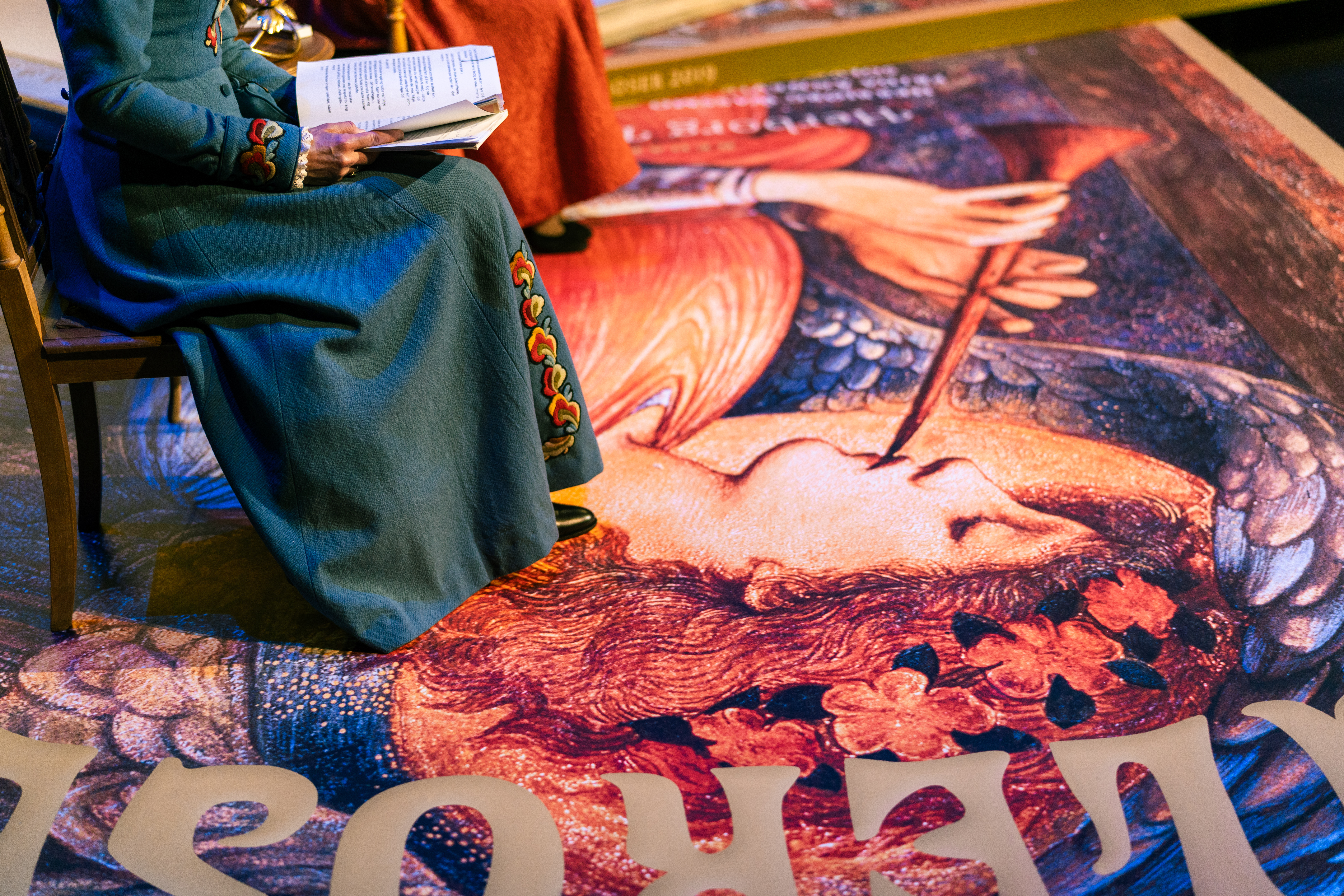 Framsida av juleheftet er måleriet av Burne-Jones, og det var også utgangpunktet for scenografien på scenen. Foto: Ole Herman Andersen.