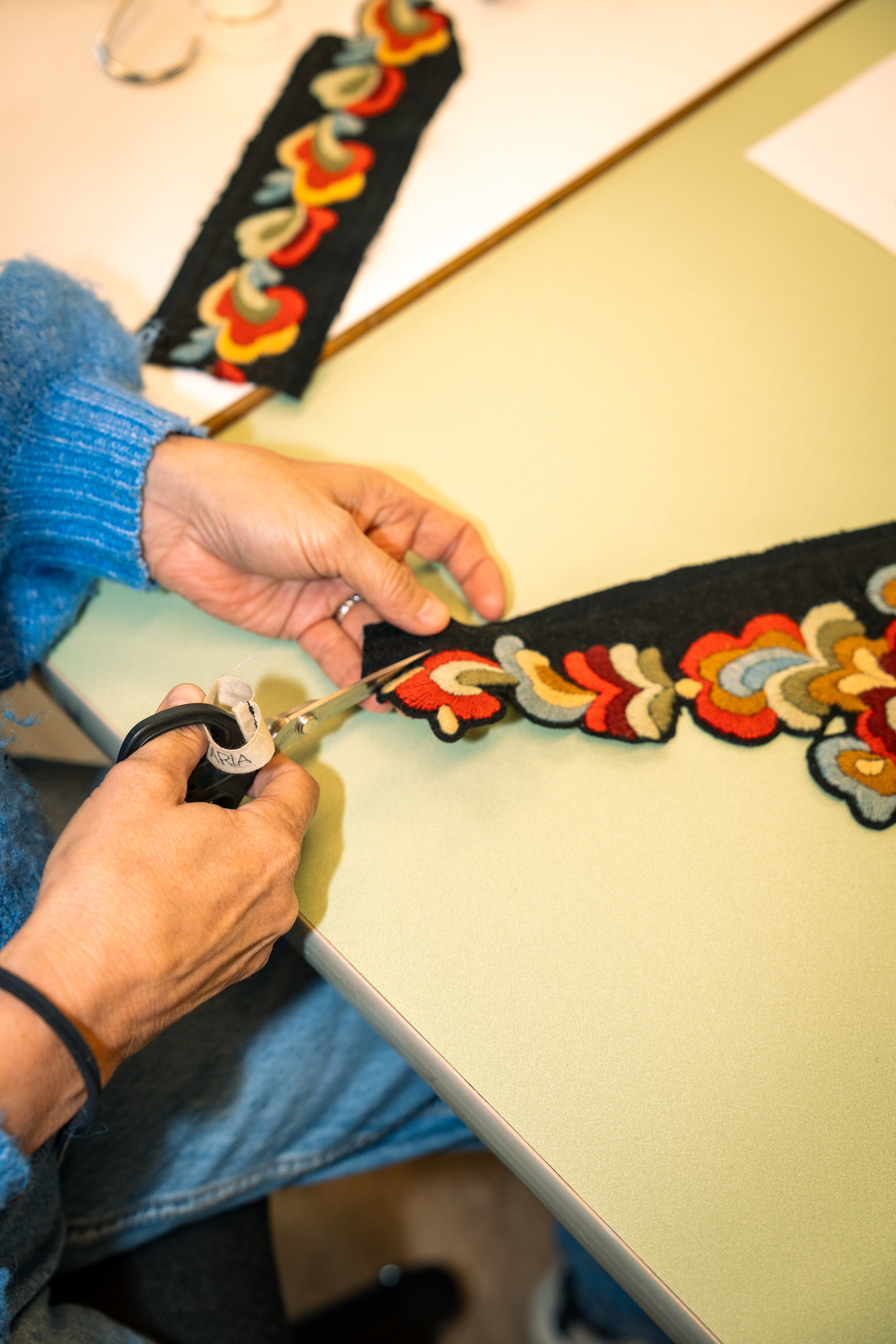 Med kunnig hand blei broderia klipte laus på kostymeavdelinga på teateret.