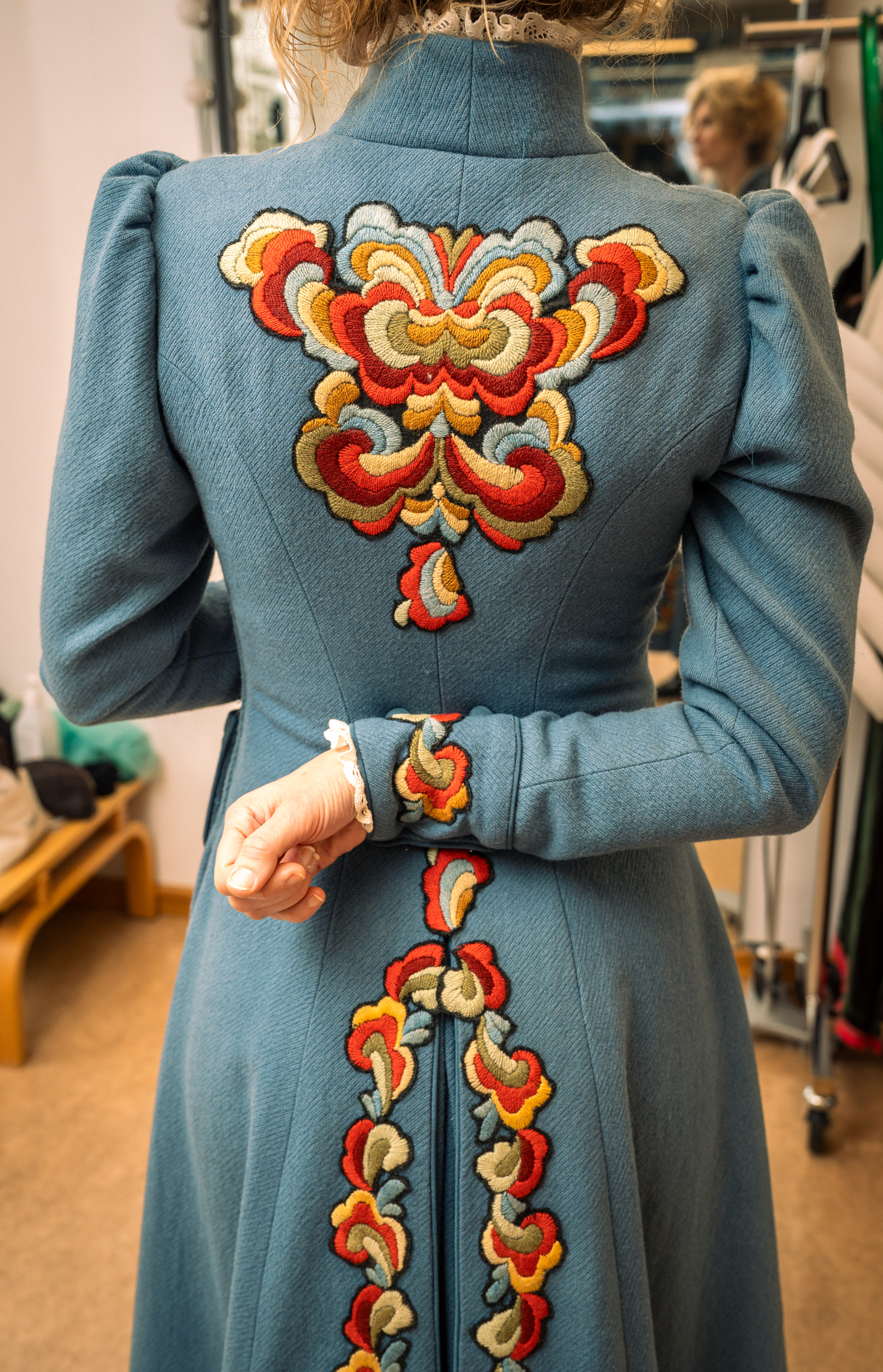 Alle dei gamle broderia har fått nytt liv, her frå baksida av kjolen.