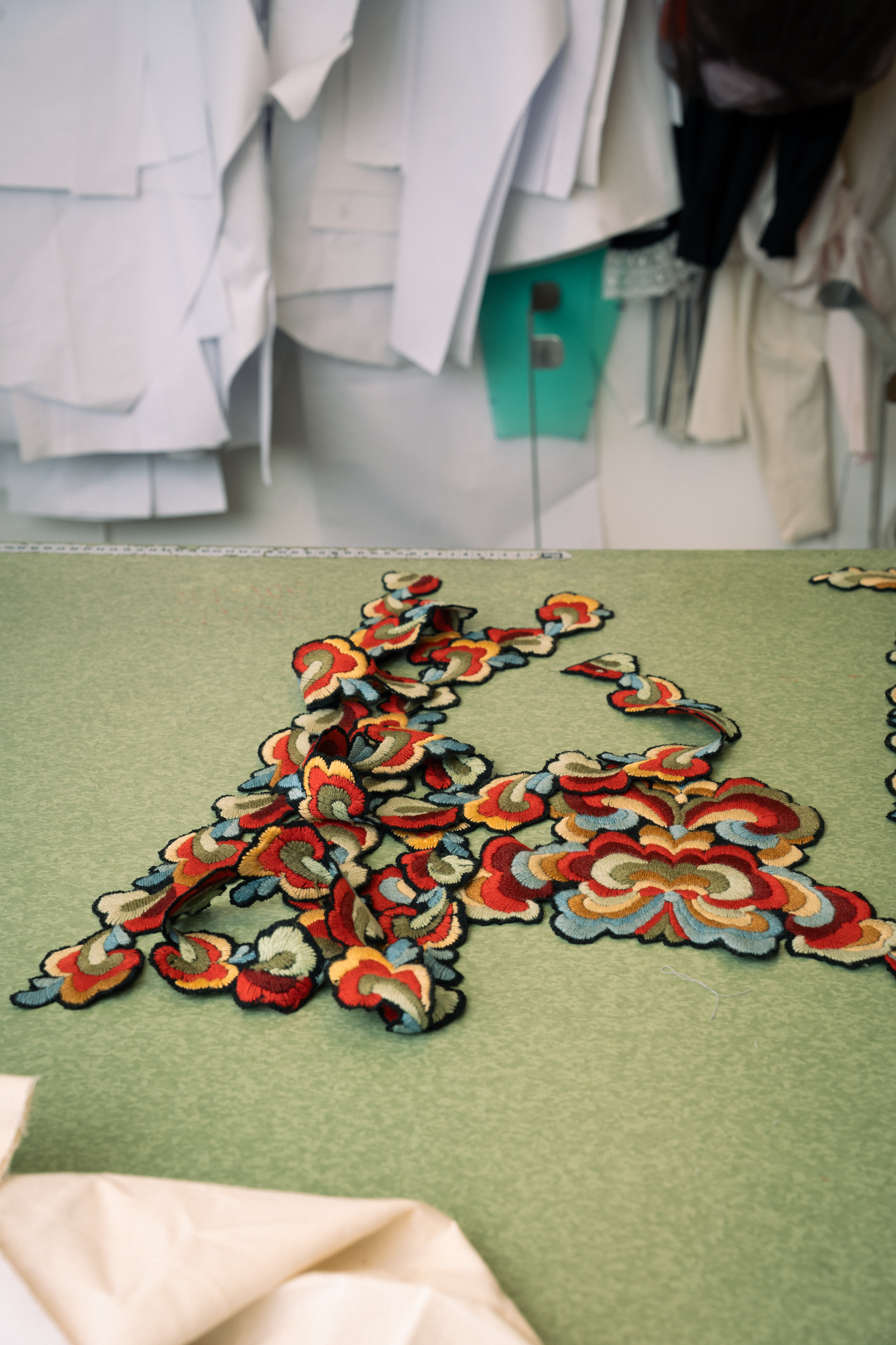 Her ligg dei, klare til montering på den nye kjolen.