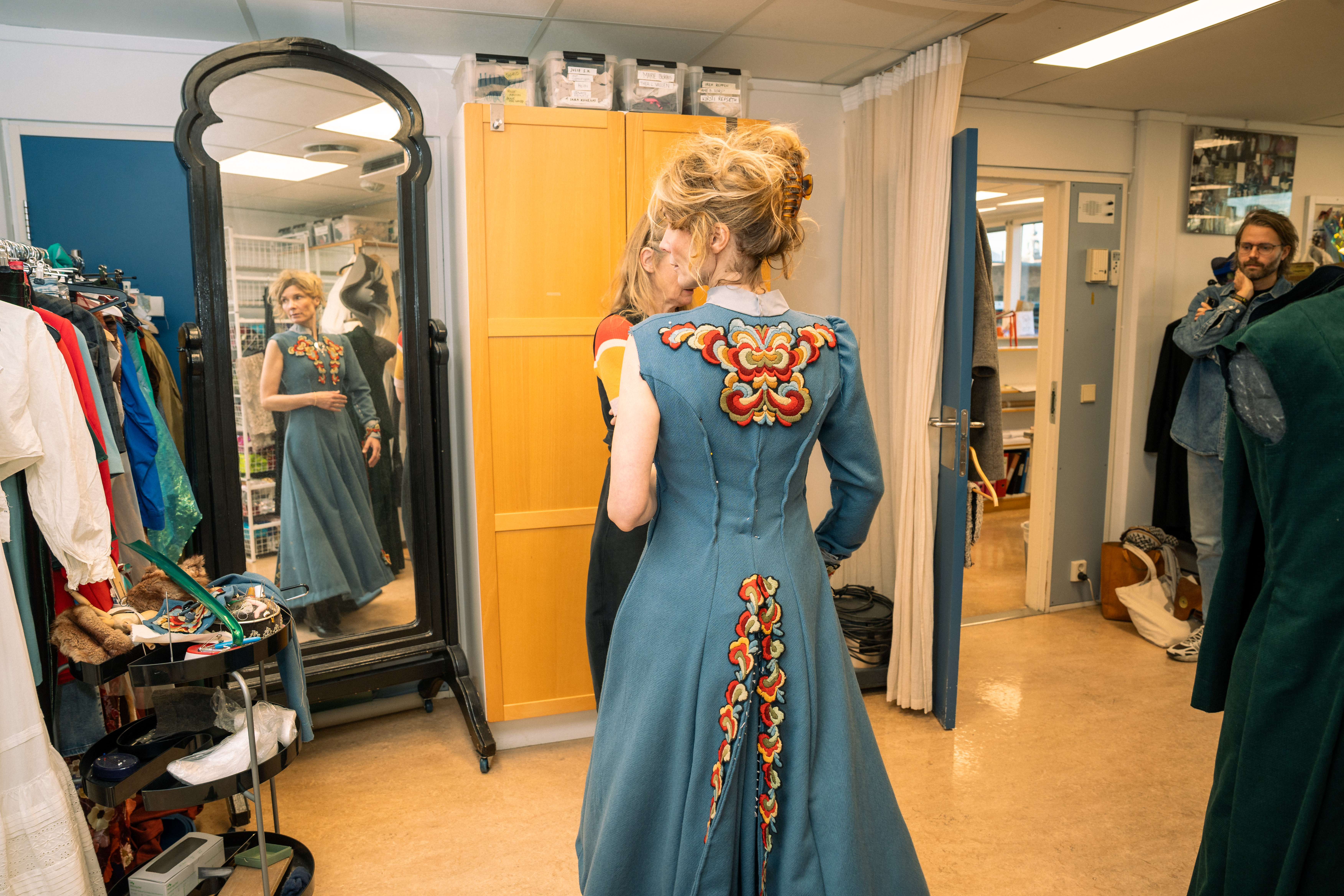 Kjolen må prøvast på under vegs i prosessen. Foto: Ole Herman Andersen