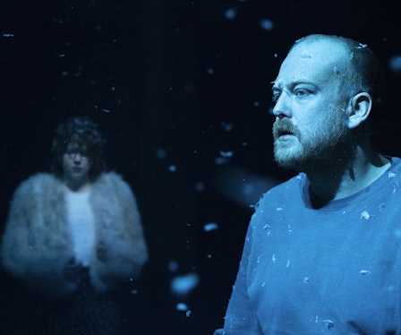 Frå Jon Fosses I svarte skogen inne, samarbeid mellom Det Vestnorske Teatret og Det Norske Teatret, 2023. Foto: Thor Brødreskift.