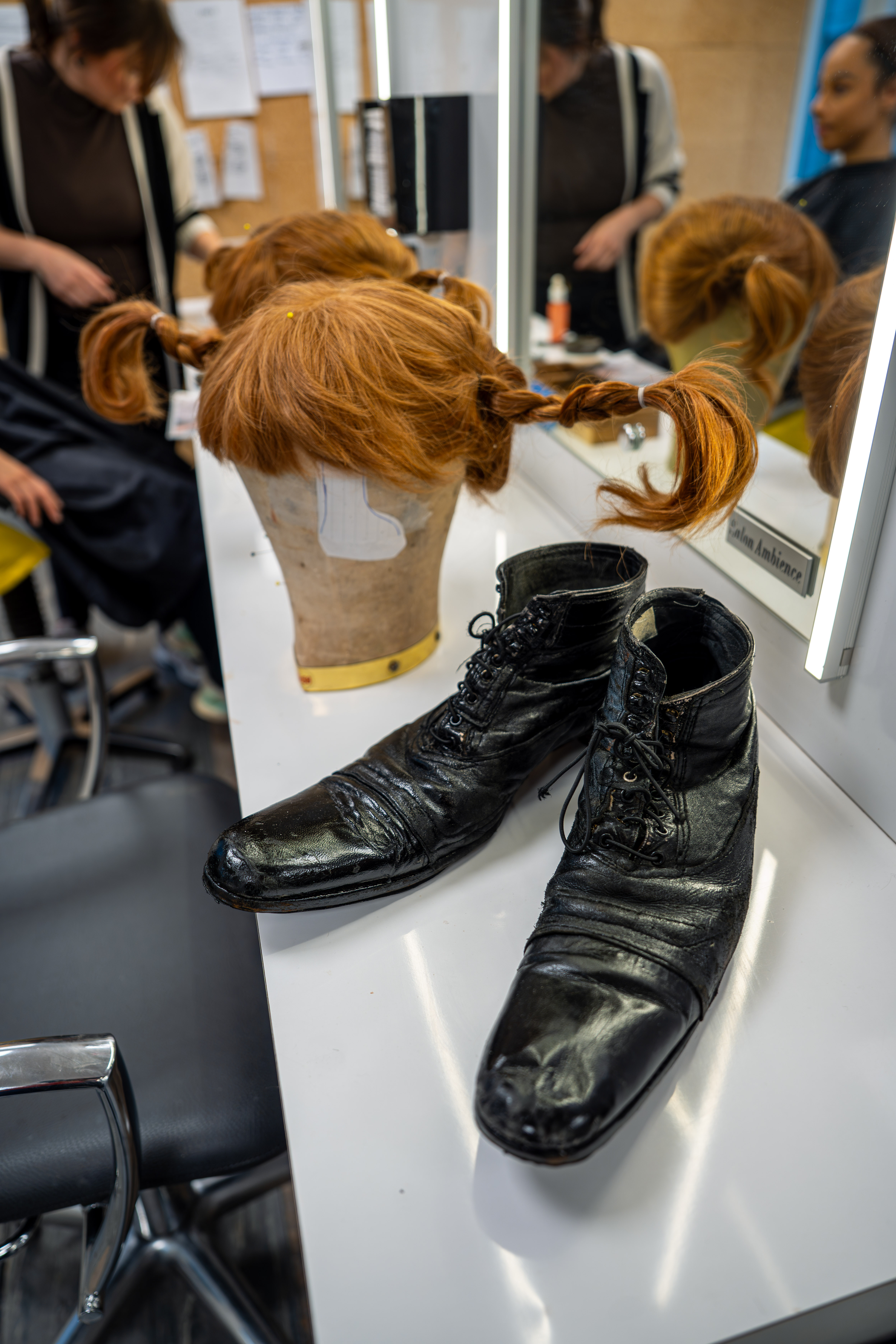 Store sko og raude fletter står klare.