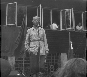 Formann i jubileumskomiteen Einar Gerhardsen ved overrekkinga av Utøya som gåve til AUF ved 50-årsjubileet i august 1950.
