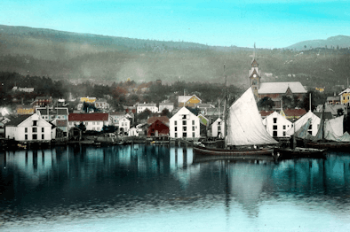 Handkolorert bilde frå Molde i slåttekaren Nesjes tid, ca. 1890. Foto: Kirkhorn/Romsdalsmuseets fotoarkiv
