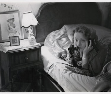 I Hollywood i telefonsamtale med dottera, 1930. Foto: Erick Salomon via Wikimedia Commons.
