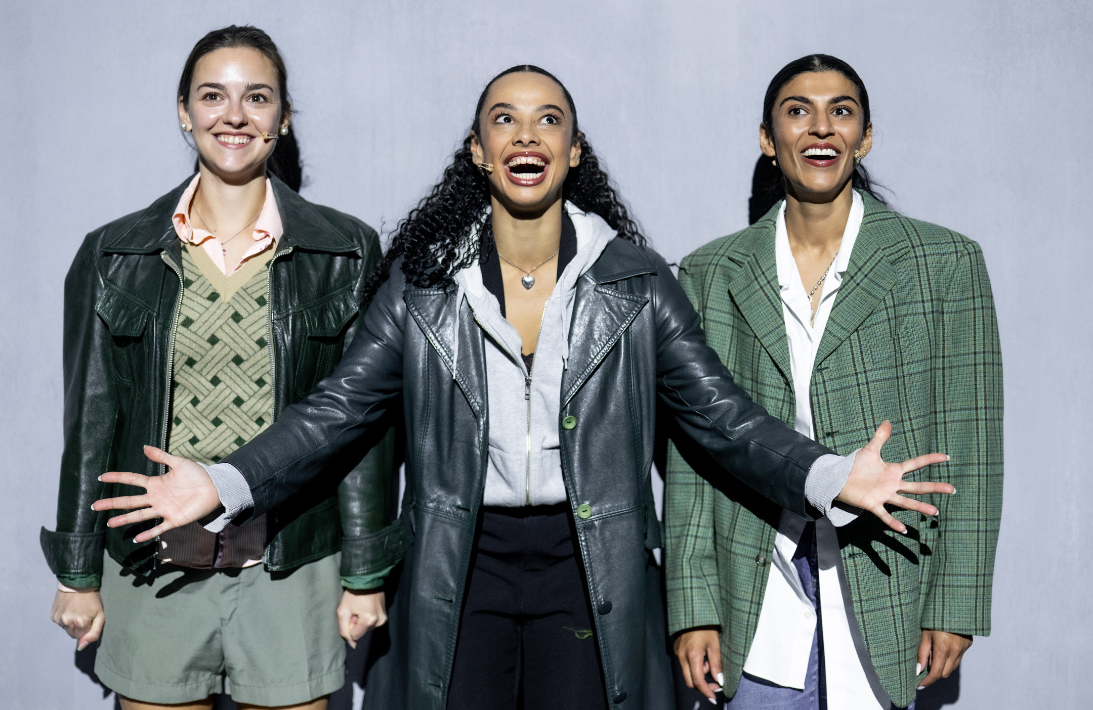 *** Local Caption *** NADER KHADEMI
Jonas
Portrett av Elpida Stojcevska
ELPIDA STOJCEVSKA
Ina
Portrett av Natalie Bjerke Roland
NATALIE BJERKE ROLAND
Evelyn
Portrett av Hibba Najeeb
HIBBA NAJEEB
Anastasia
Portrett av Kaia Varjord
KAIA VARJORD
Daniela, mfl.
Portrett av Gard Skagestad
GARD SKAGESTAD
Far til Jonas, mfl.
Portrett av Amell Basic
AMELL BASIC
Hector, mfl.
Portrett av Carl Martin Eggesbø
CARL MARTIN EGGESBØ
Mathias, mfl.
Portrett av Ane Dahl Torp
ANE DAHL TORP
Selima, mfl.
av
Jonas Hassen Khemiri
Dramatisering
Kristofer Grønskag
Omsetjing
Brynjulf Jung Tjønn
Regissør
Maren E. Bjørseth
Scenograf
Olav Ryland Myrtvedt
Kostymedesignar
Alva Walderhaug Brosten
Komponist
Alf Lund Gobolt
Lysdesignar
Norunn Standal
Koreograf
Ida Wigdel
Dramaturg
Siri Løkholm Ramberg
Regiassistent
Andrine Nilsson