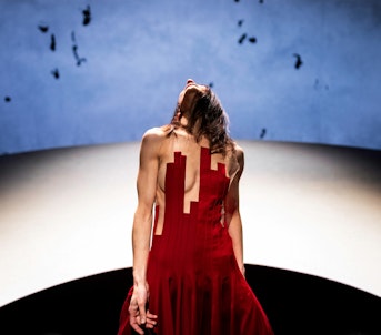 Nina Zanjani i Yerma av Frederico Garcia Lorca på Dramatens Stora scenen. Houbrechts undersøkte mannleg infertilitet og retten til sin eigen kropp, si tru og seksualitet utan å måtte innfri ønska frå omverda.